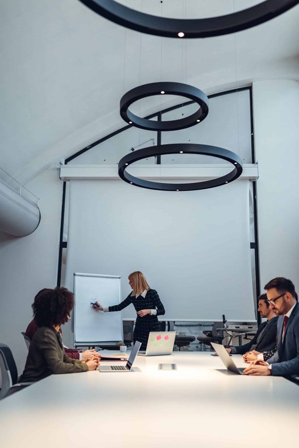 Comment les changements de règles affectent-ils le style de jeu en football ?